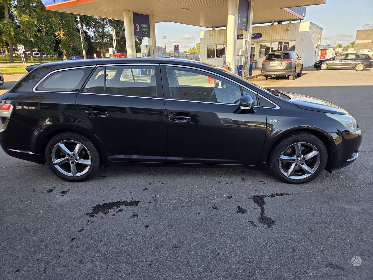 Toyota Avensis 2011 — салон