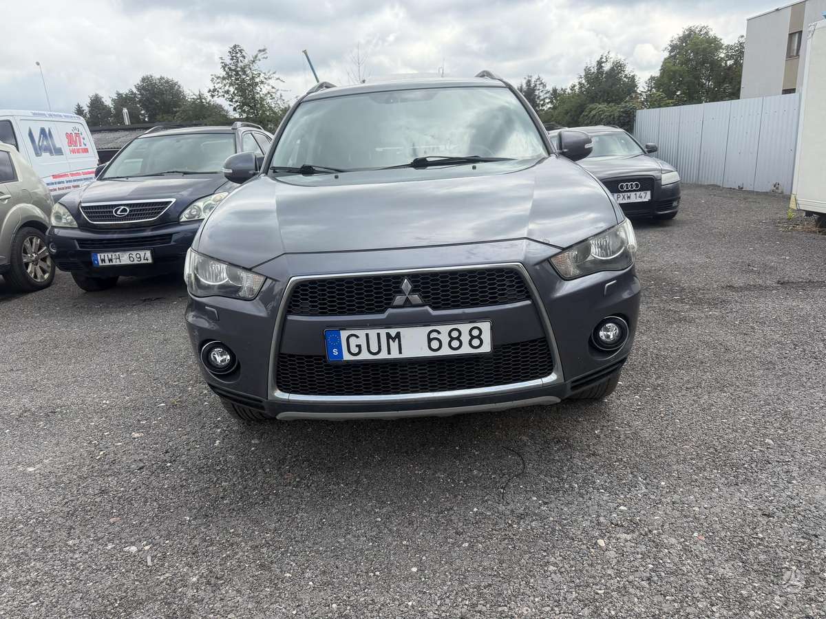 Mitsubishi Outlander 2010 — rear view