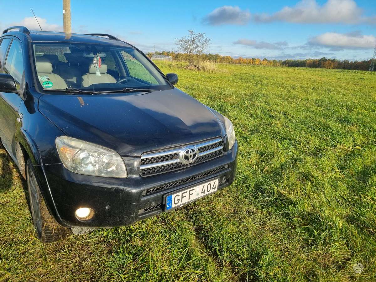 Toyota RAV4 2007 — салон