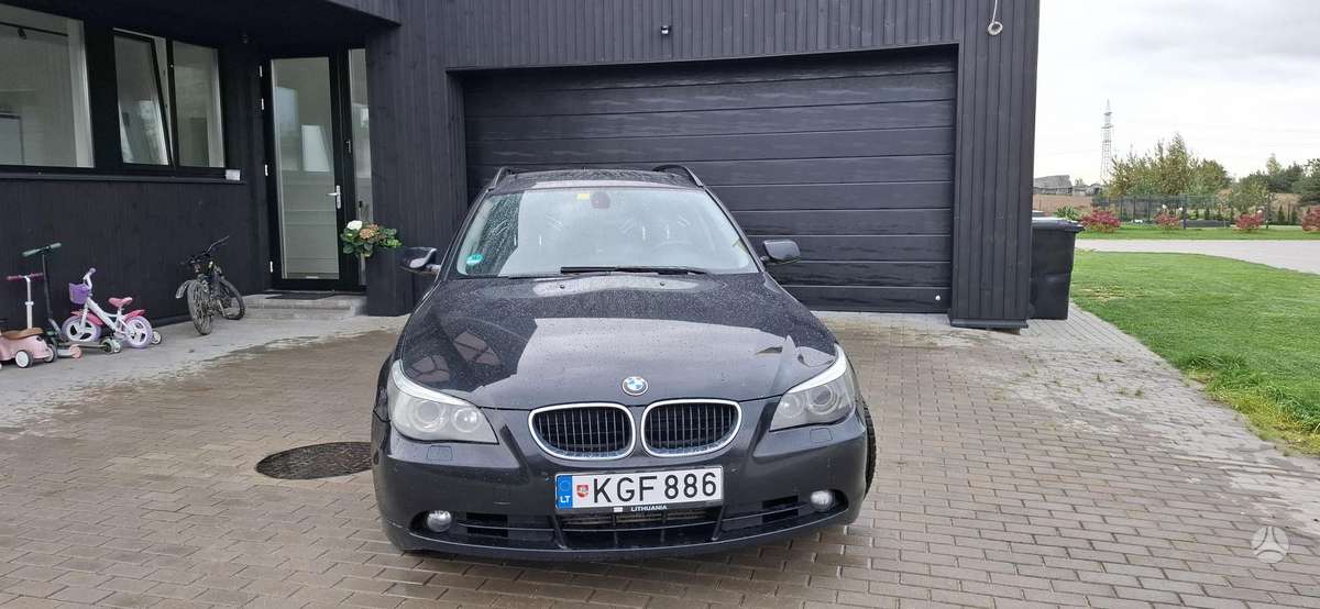 BMW 525 2004 — rear view