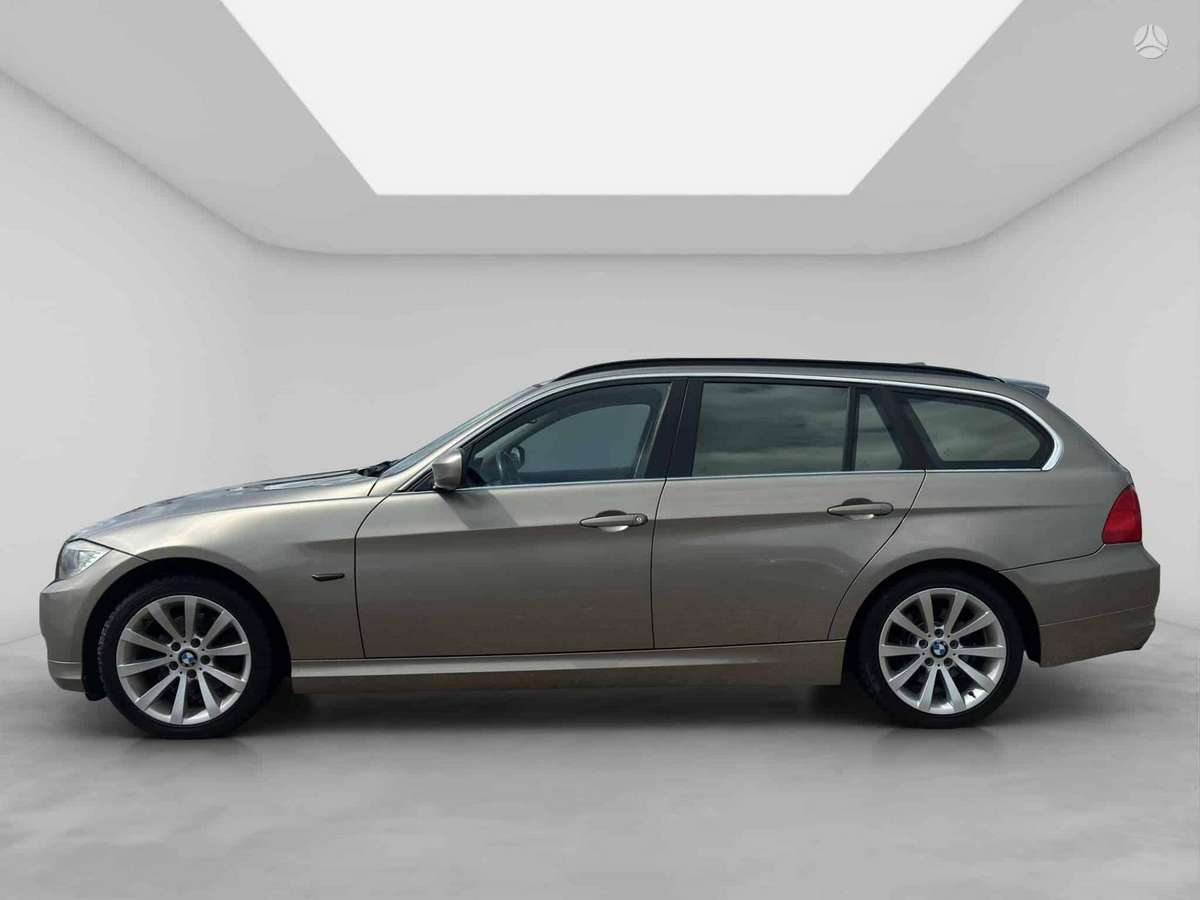 BMW 318 2012 — салон
