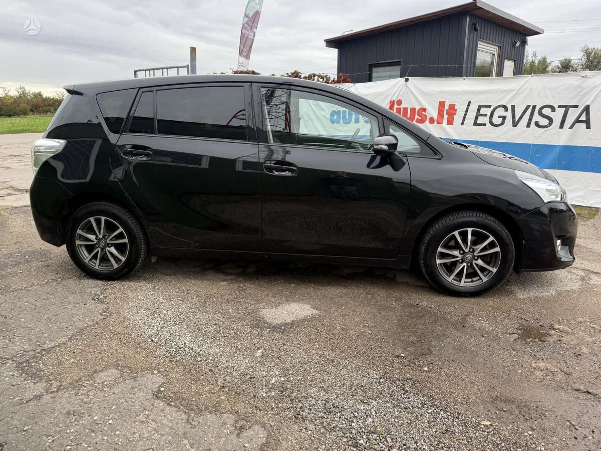Toyota Verso 2014 — interior