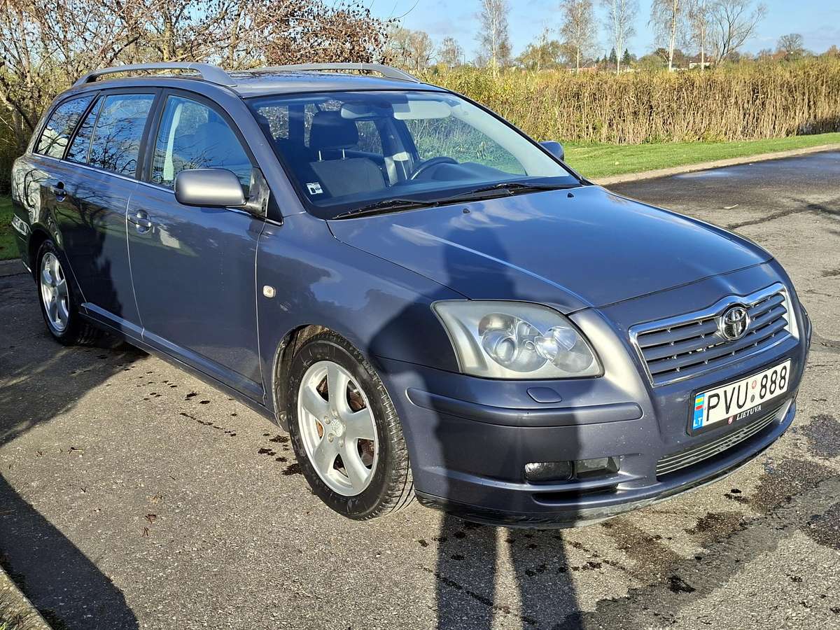 Toyota Avensis 2004 — вигляд ззаду