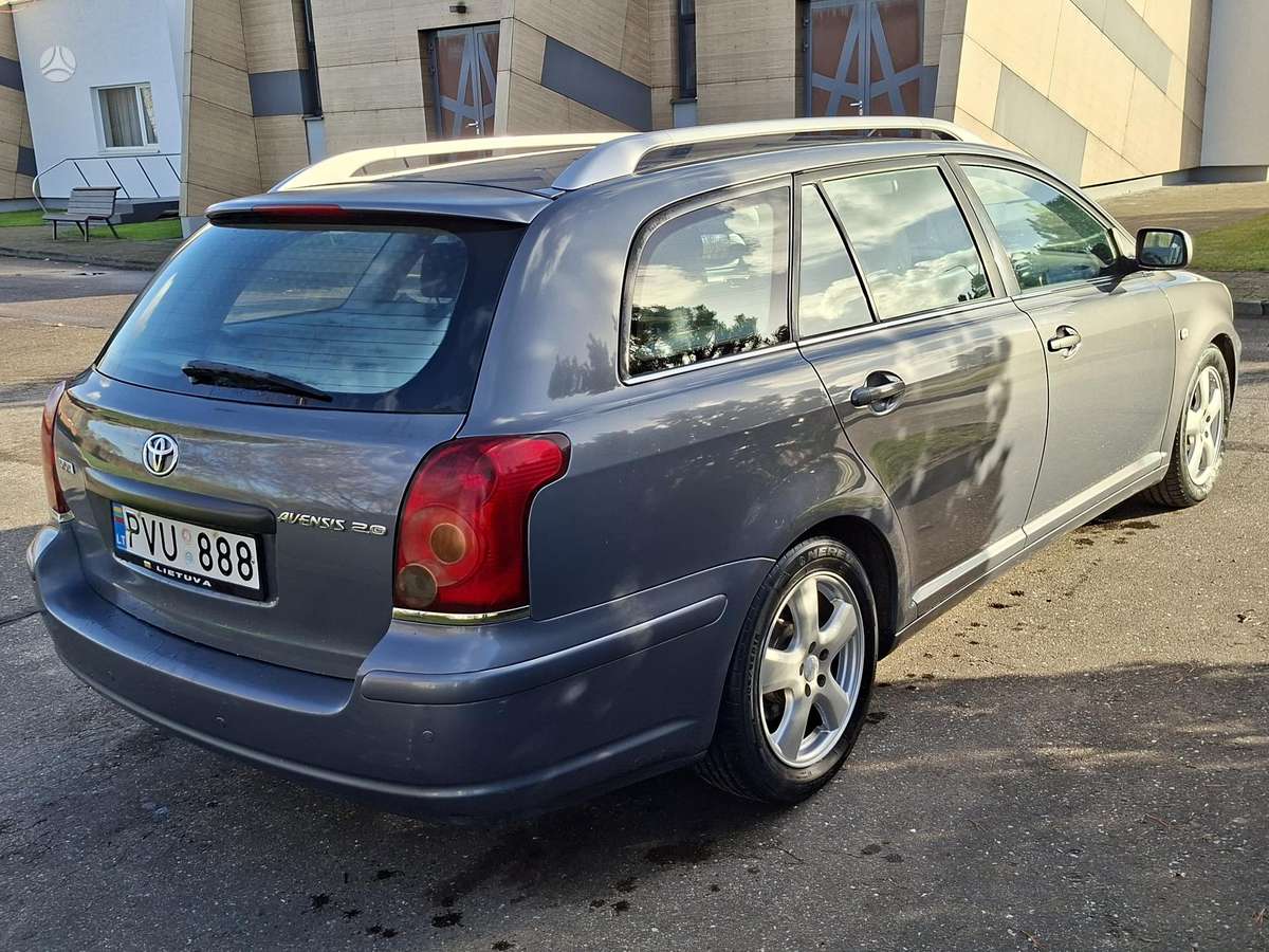 Toyota Avensis 2004 — салон