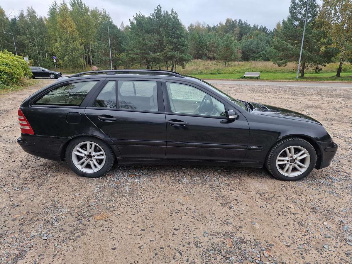 Mercedes-Benz C220 2005 — rear view