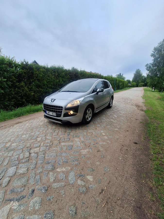 Peugeot 3008 2010 — салон