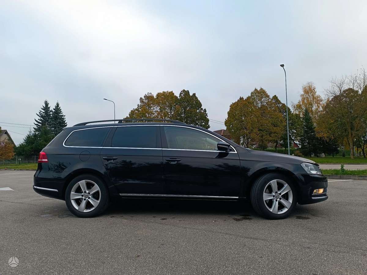 Volkswagen Passat 2012 — rear view