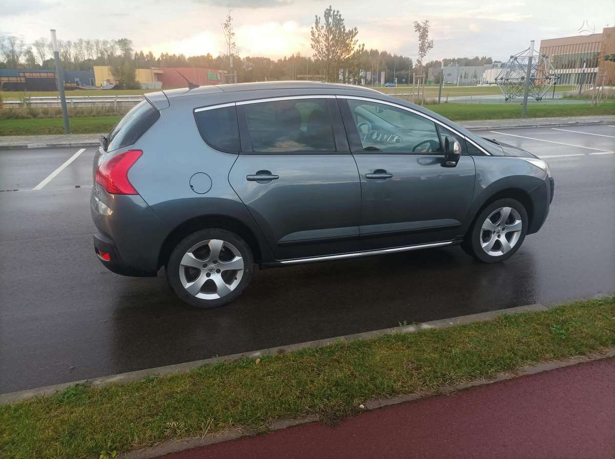 Peugeot 3008 2011 — салон