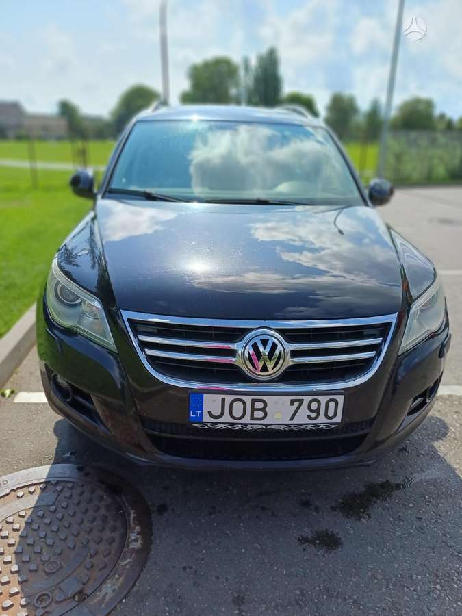 Volkswagen Tiguan 2010 — rear view
