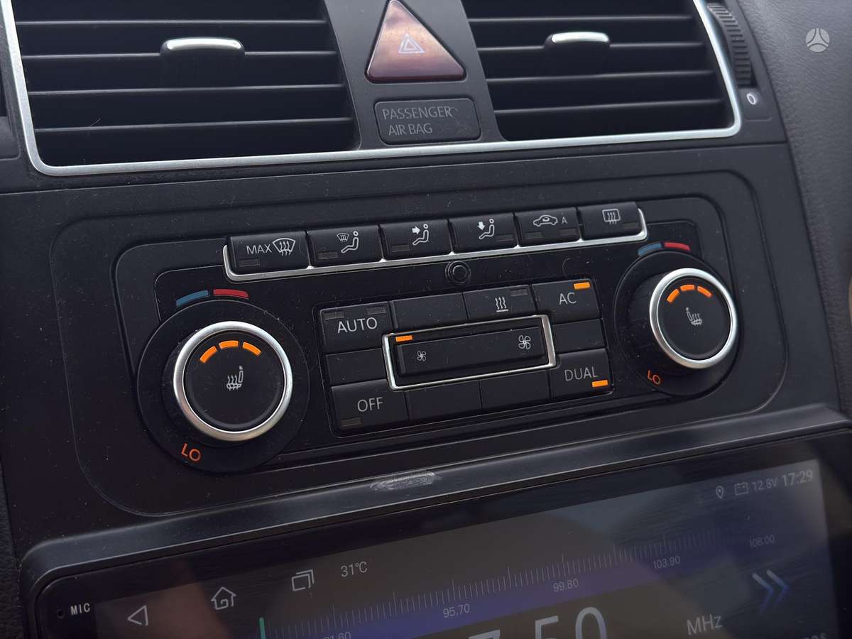 Volkswagen Touran 2011 — photo 17