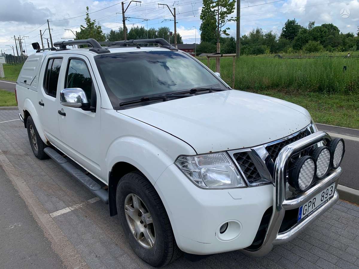 Nissan Navara 2011 — вигляд ззаду