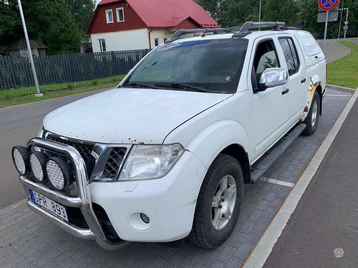 Nissan Navara 2011 — салон