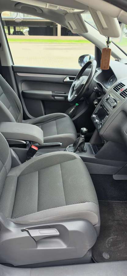 Volkswagen Touran 2011 — photo 16