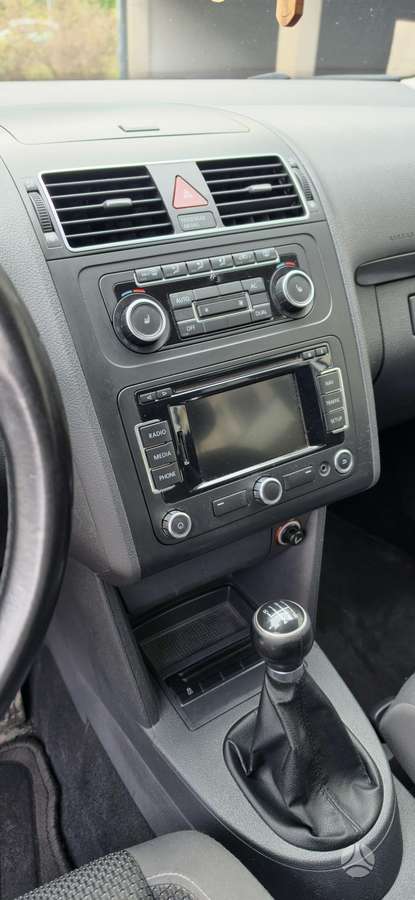 Volkswagen Touran 2011 — photo 18