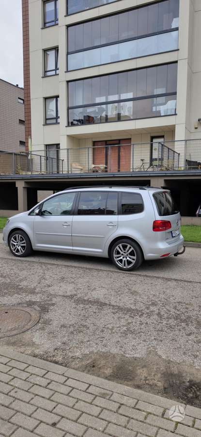 Volkswagen Touran 2011 — interior
