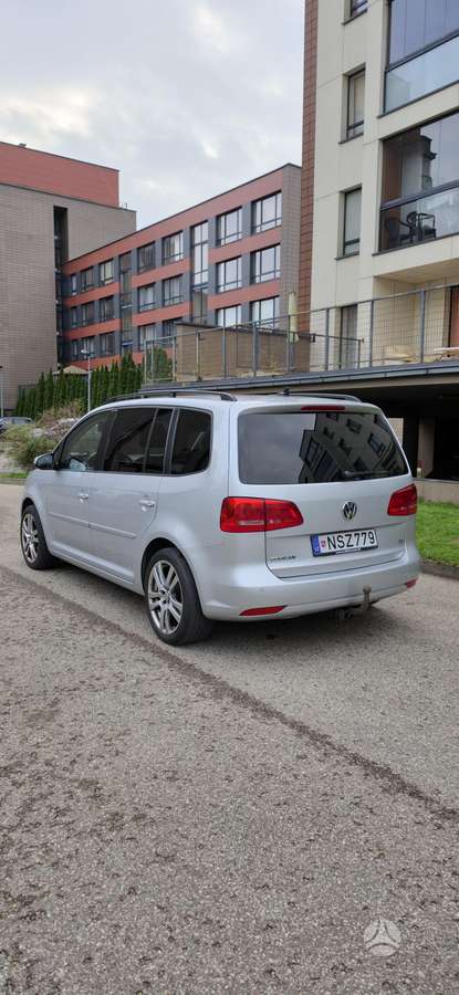 Volkswagen Touran 2011 — engine 1598 cm³, 105 HP (77kW)