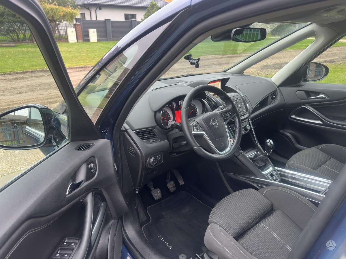 Opel Zafira 2015 — photo 11