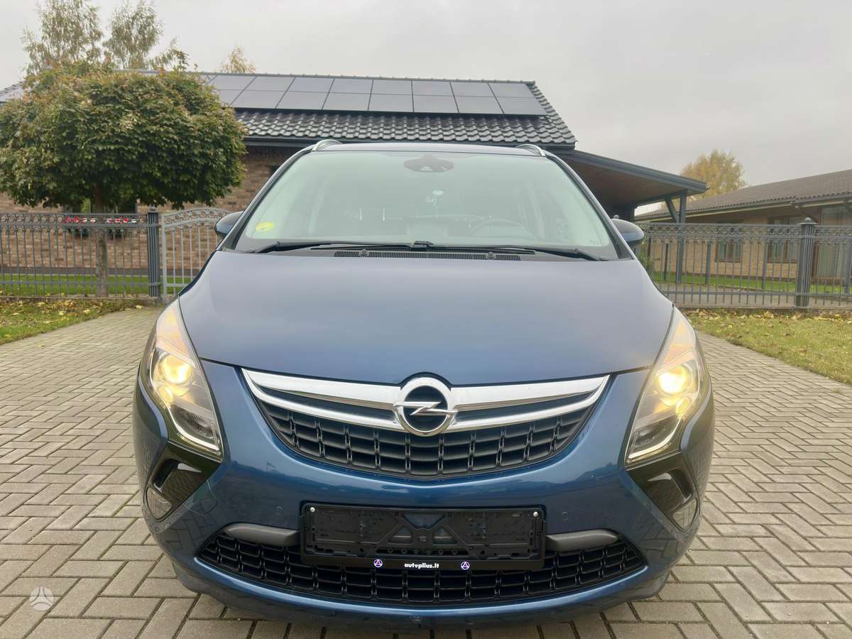 Opel Zafira 2015 — rear view