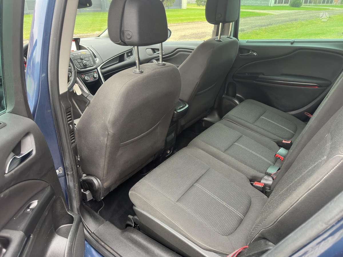 Opel Zafira 2015 — photo 20