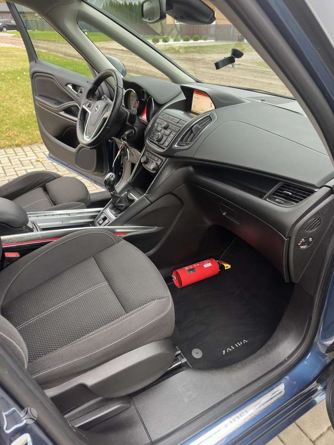 Opel Zafira 2015 — photo 24