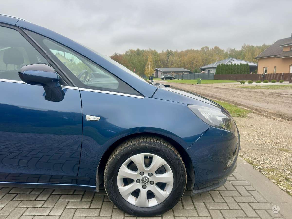 Opel Zafira 2015 — interior