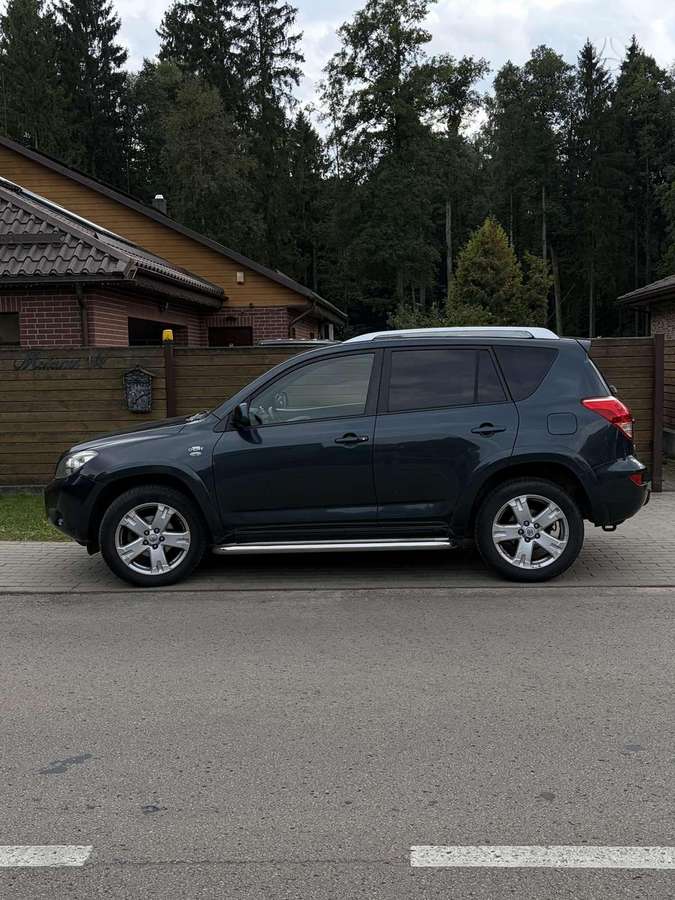 Toyota RAV4 2009 — салон