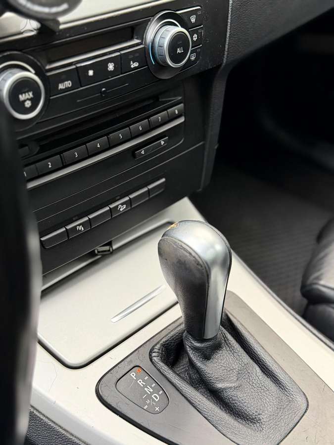 BMW 320 2009 — photo 12