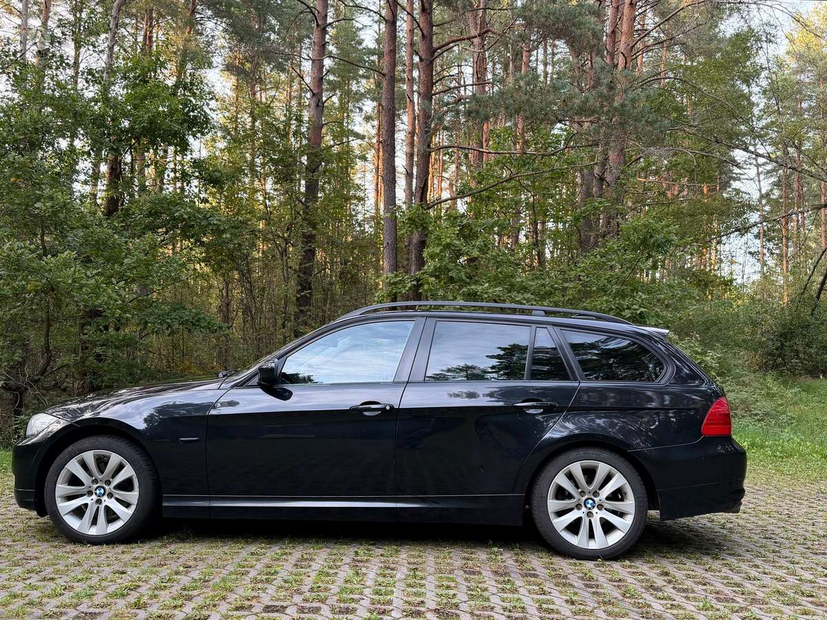 BMW 320 2009 — rear view