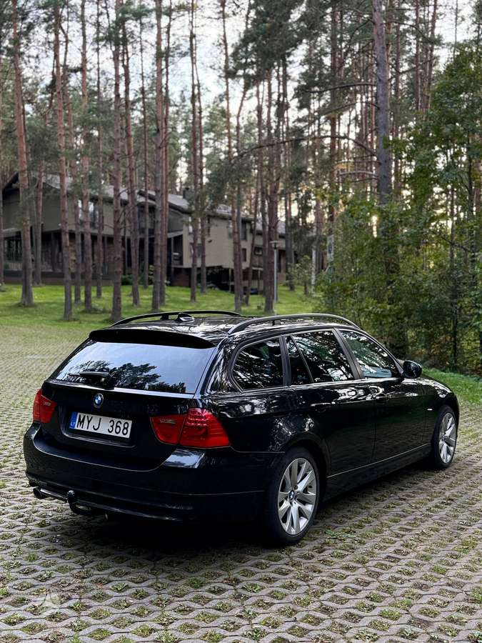 BMW 320 2009 — interior