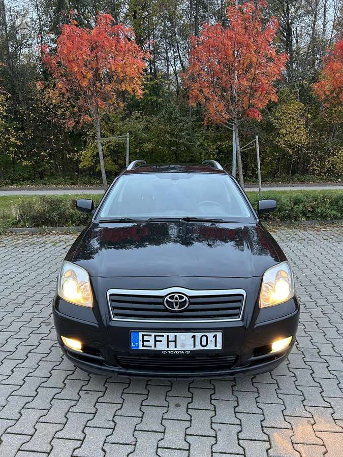 Toyota Avensis 2004 — вигляд ззаду