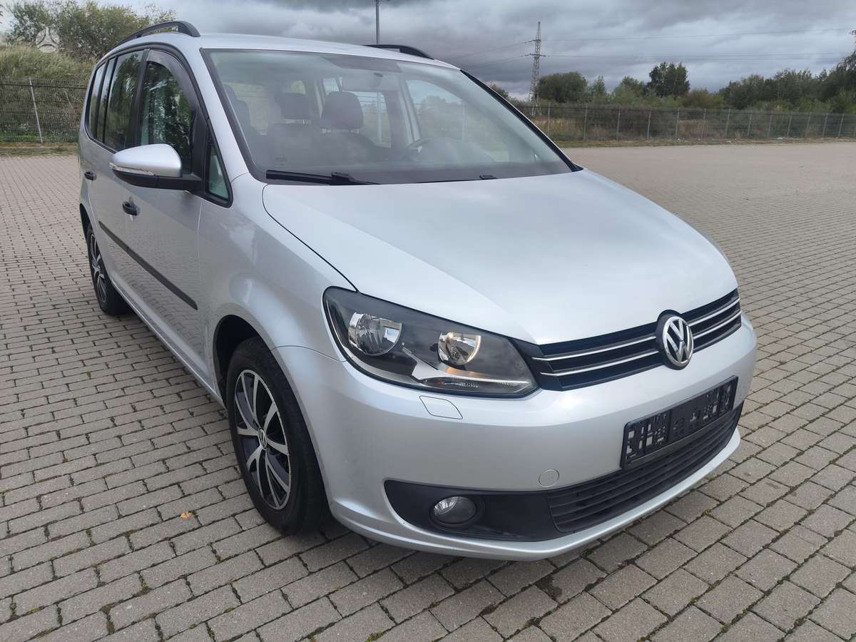 Volkswagen Touran 2014 — вигляд ззаду