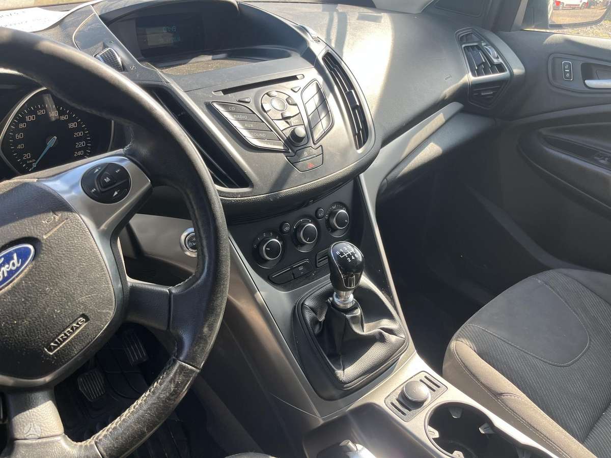 Ford Kuga 2015 — photo 17