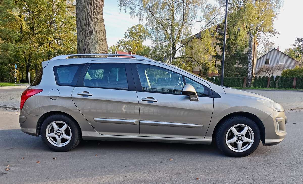 Peugeot 308 2009 — rear view