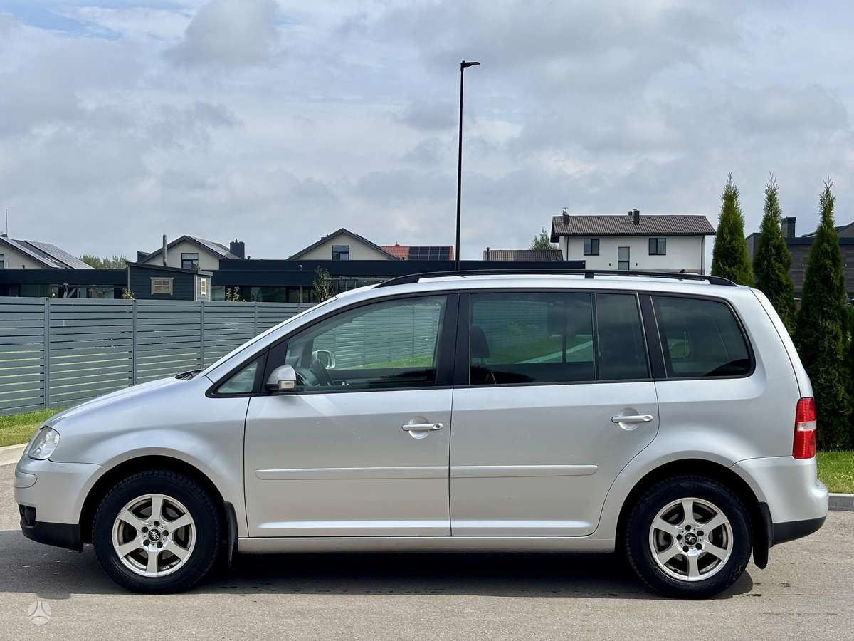 Volkswagen Touran 2006 — rear view