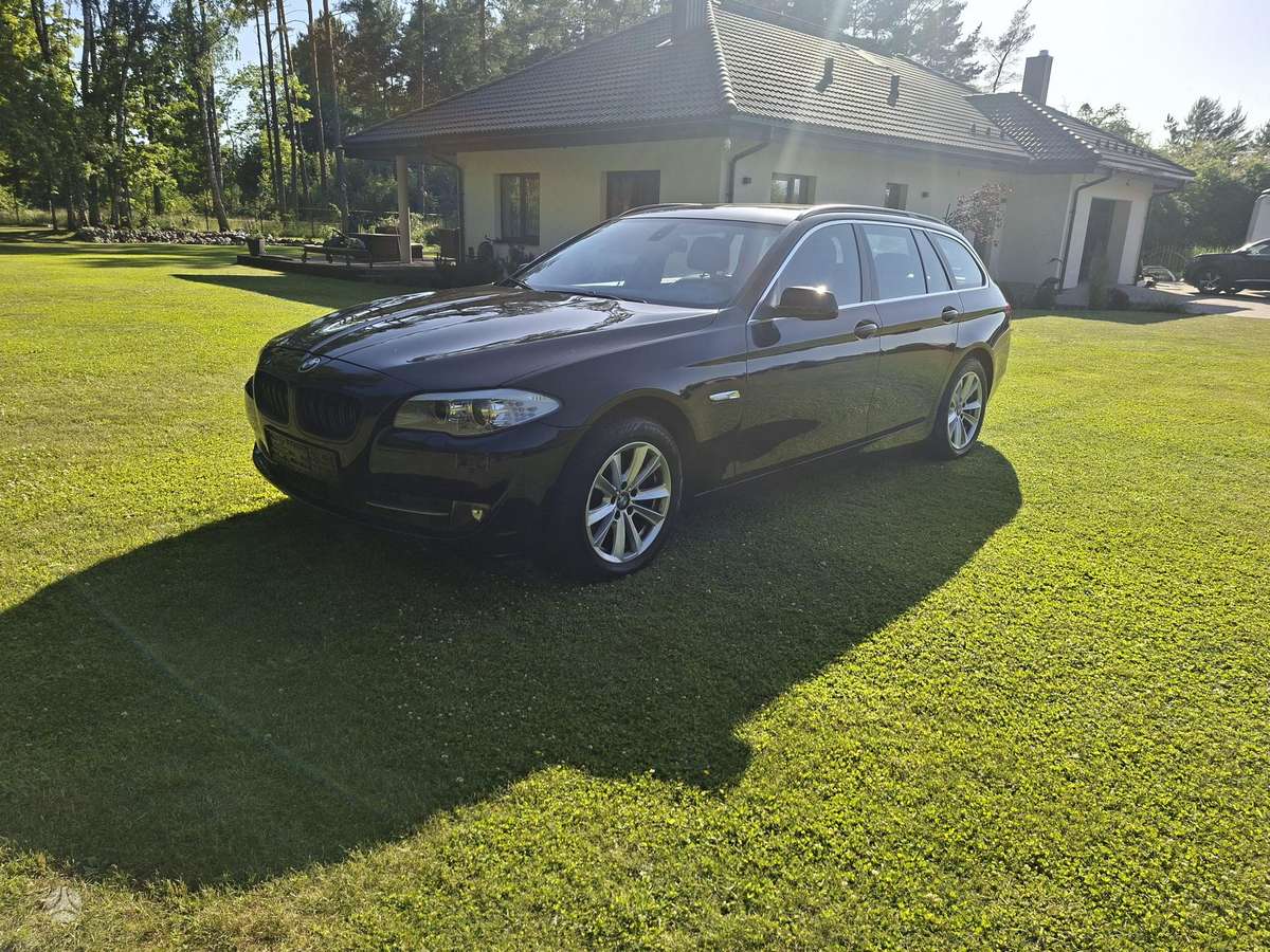BMW 520 2011 — interior