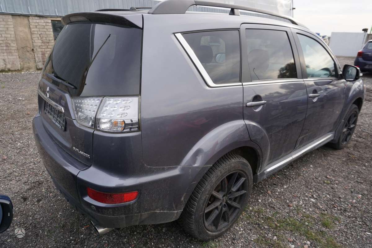 Mitsubishi Outlander 2011 — салон
