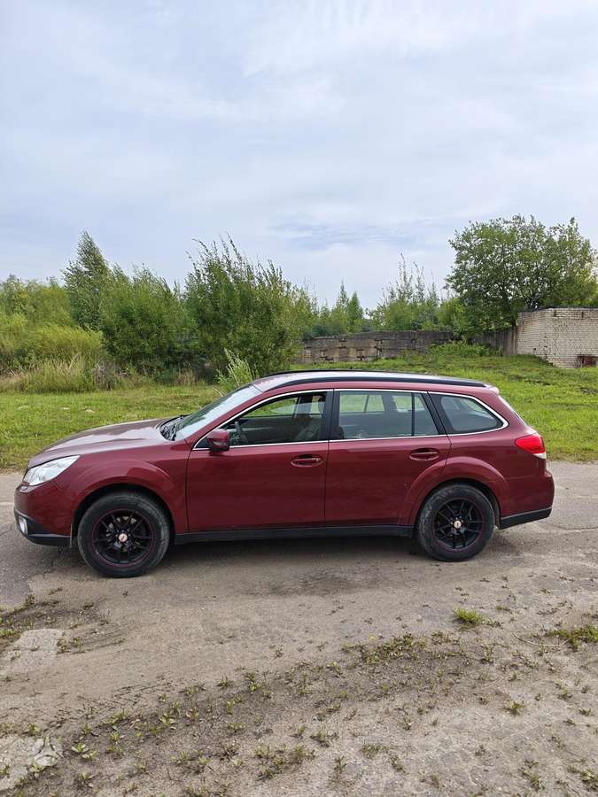 Subaru Outback 2011 — rear view