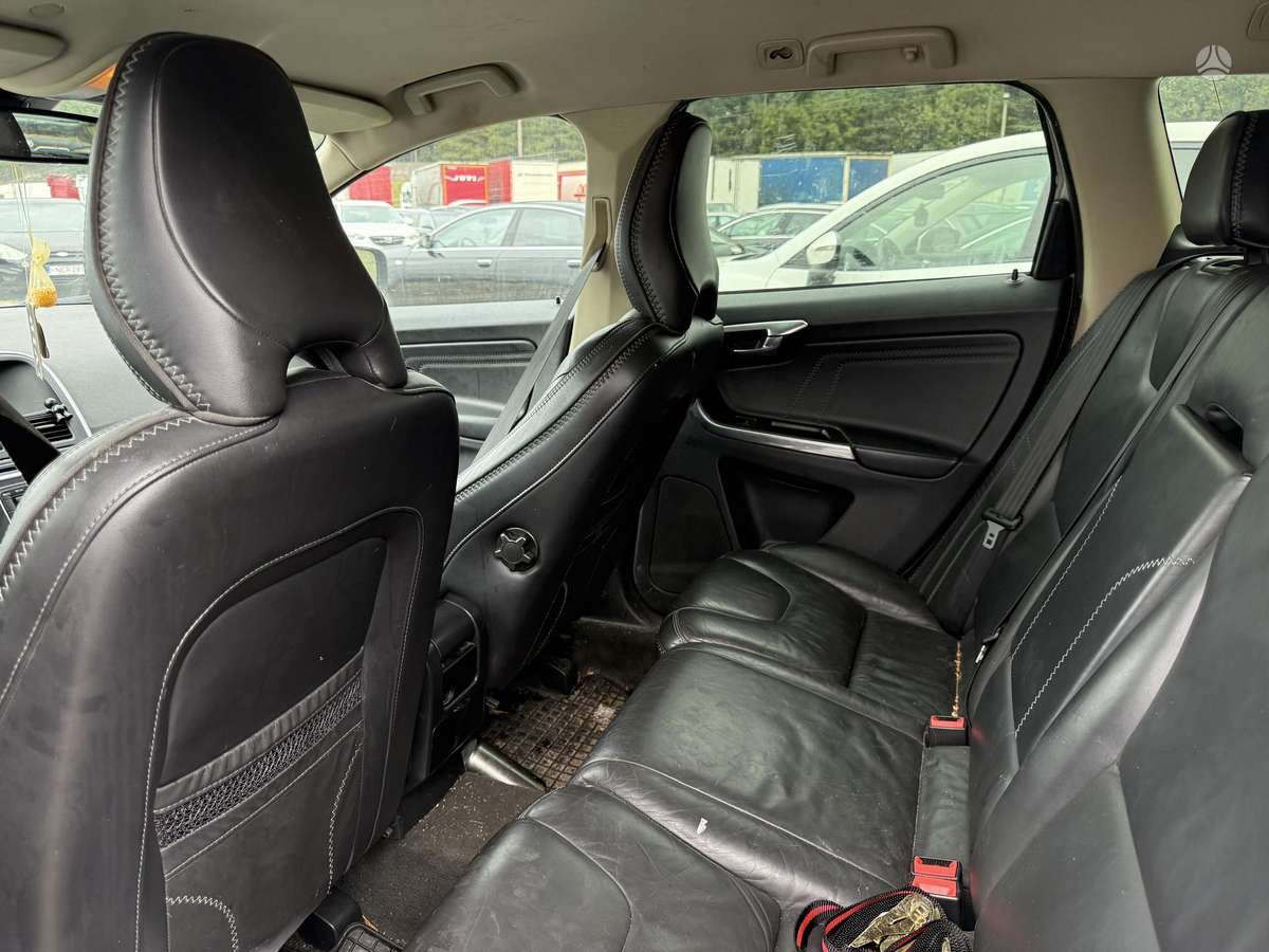 Volvo XC60 2012 — photo 8