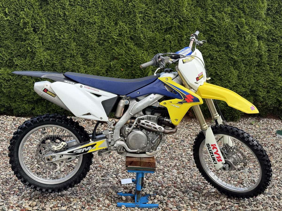 Suzuki RMZ 2013 — rear view