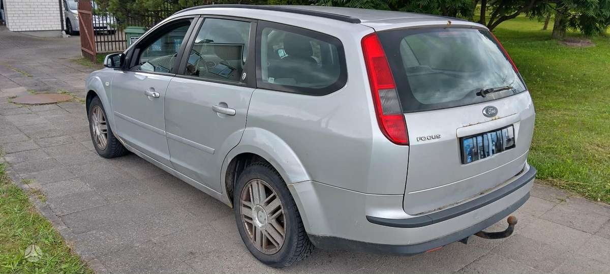 Ford Focus 2005 — вигляд ззаду