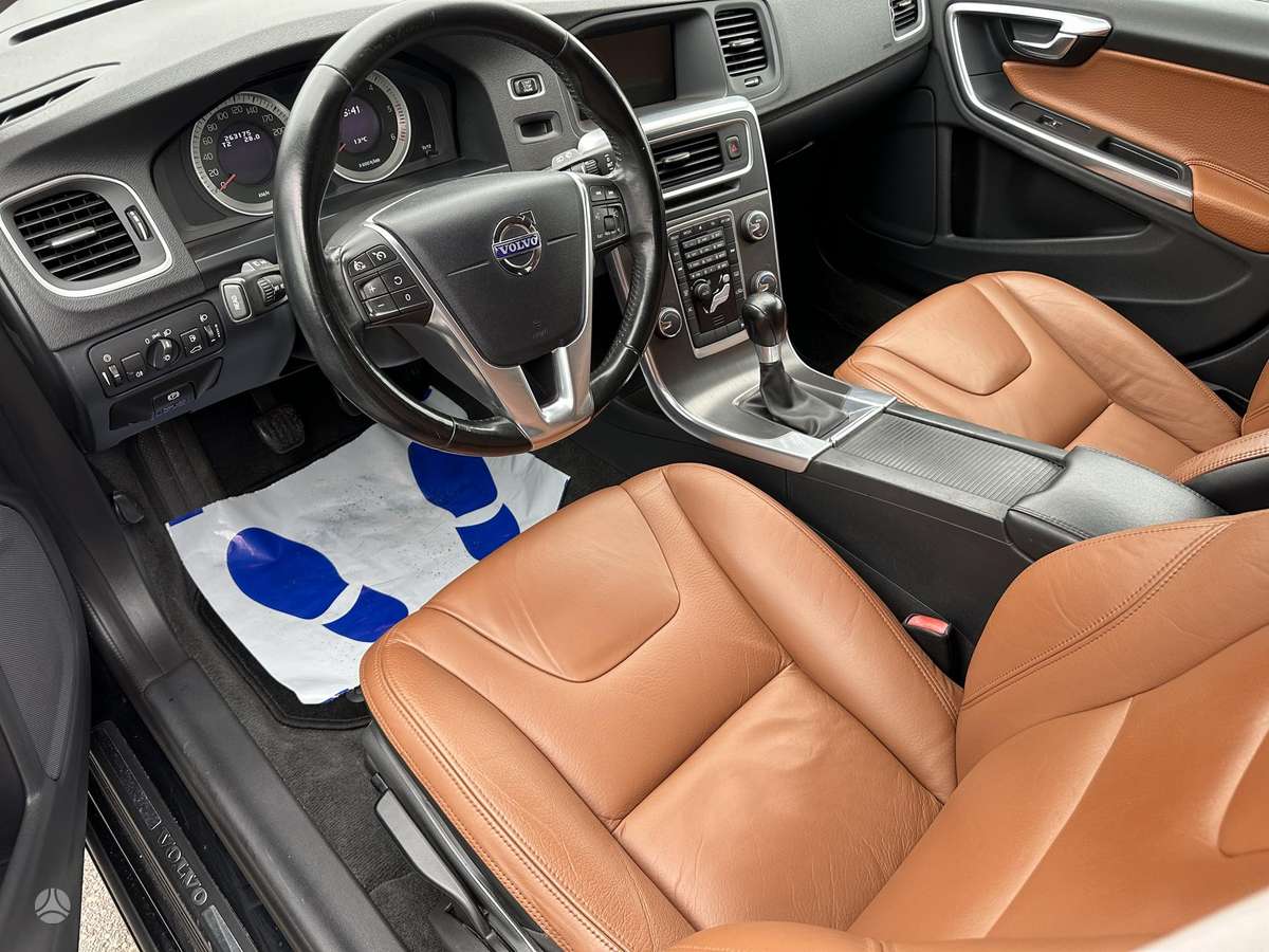 Volvo V60 2012 — photo 16