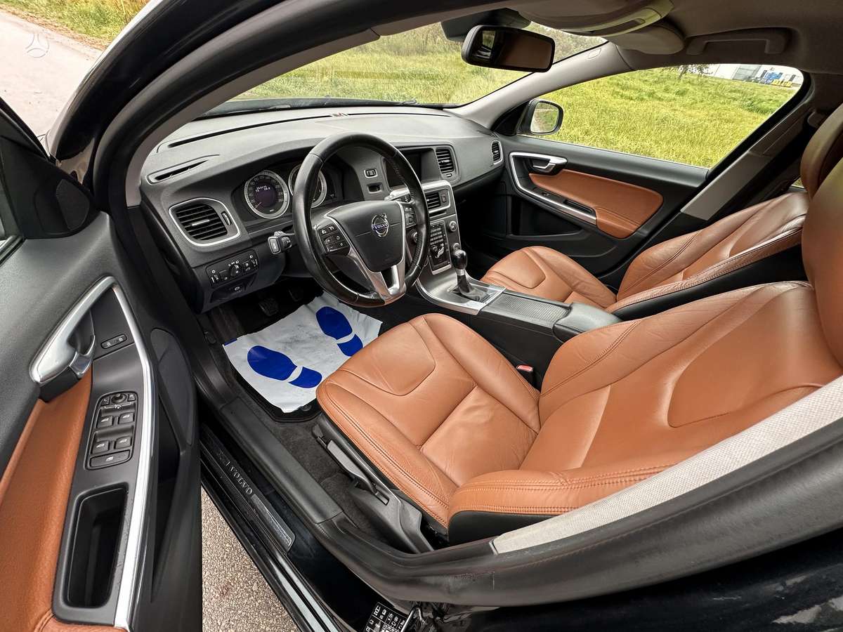 Volvo V60 2012 — photo 17