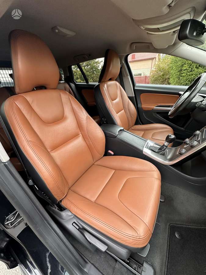 Volvo V60 2012 — photo 24