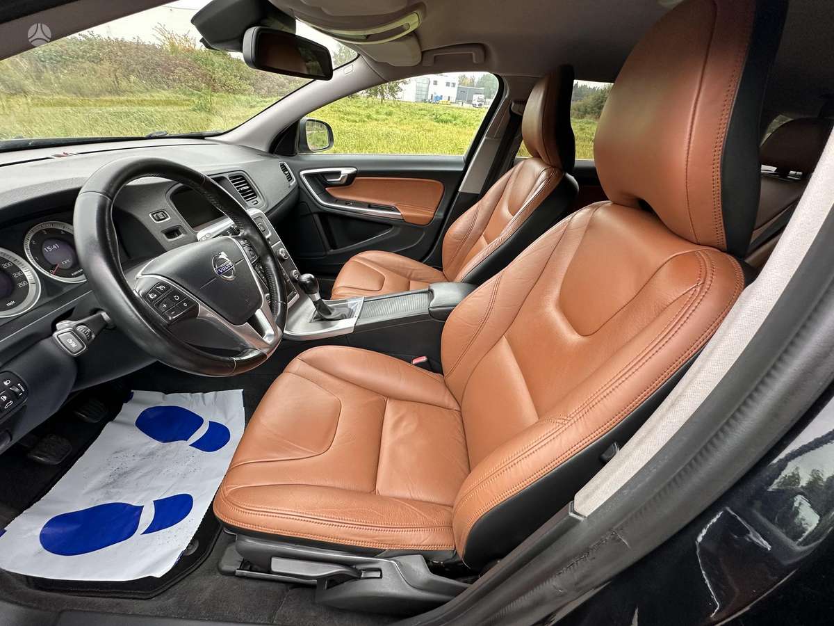 Volvo V60 2012 — interior