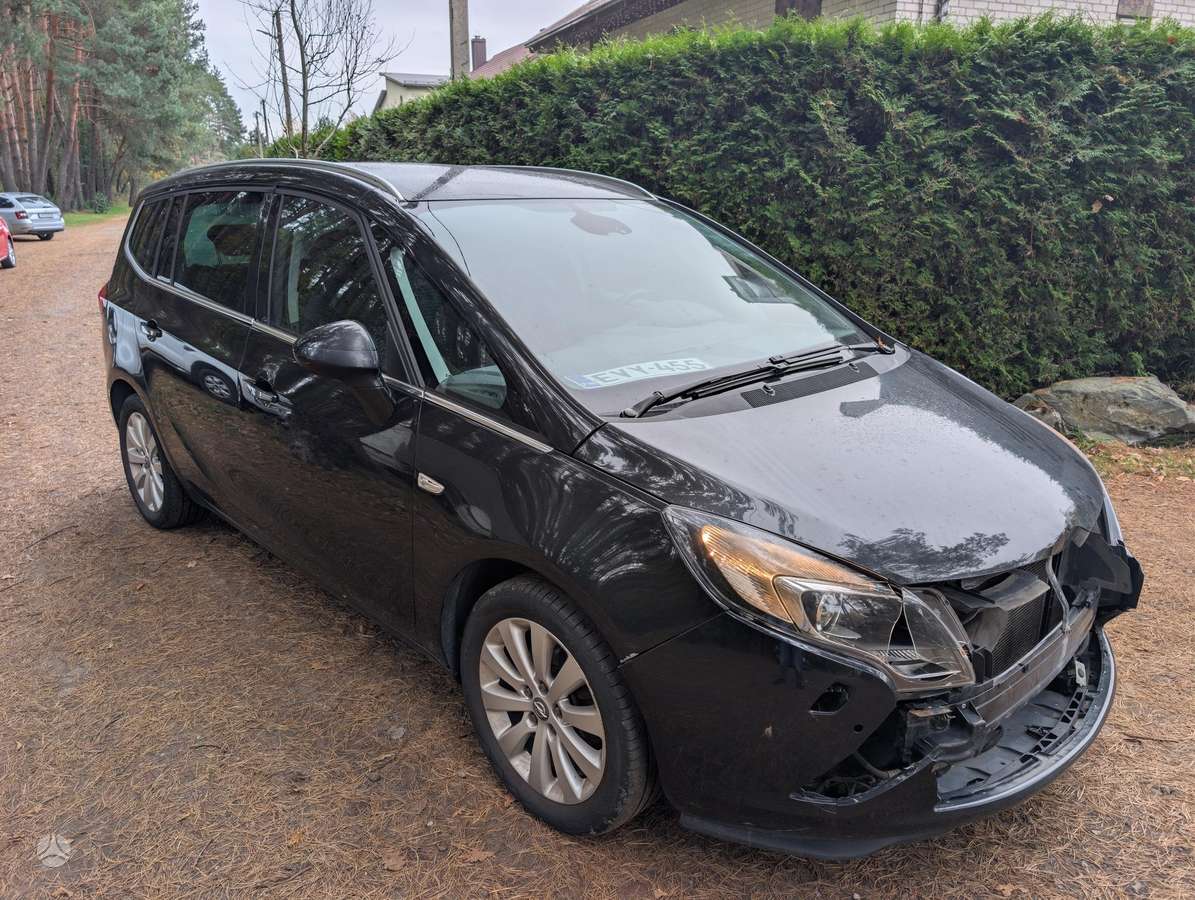 Opel Zafira 2013 — rear view
