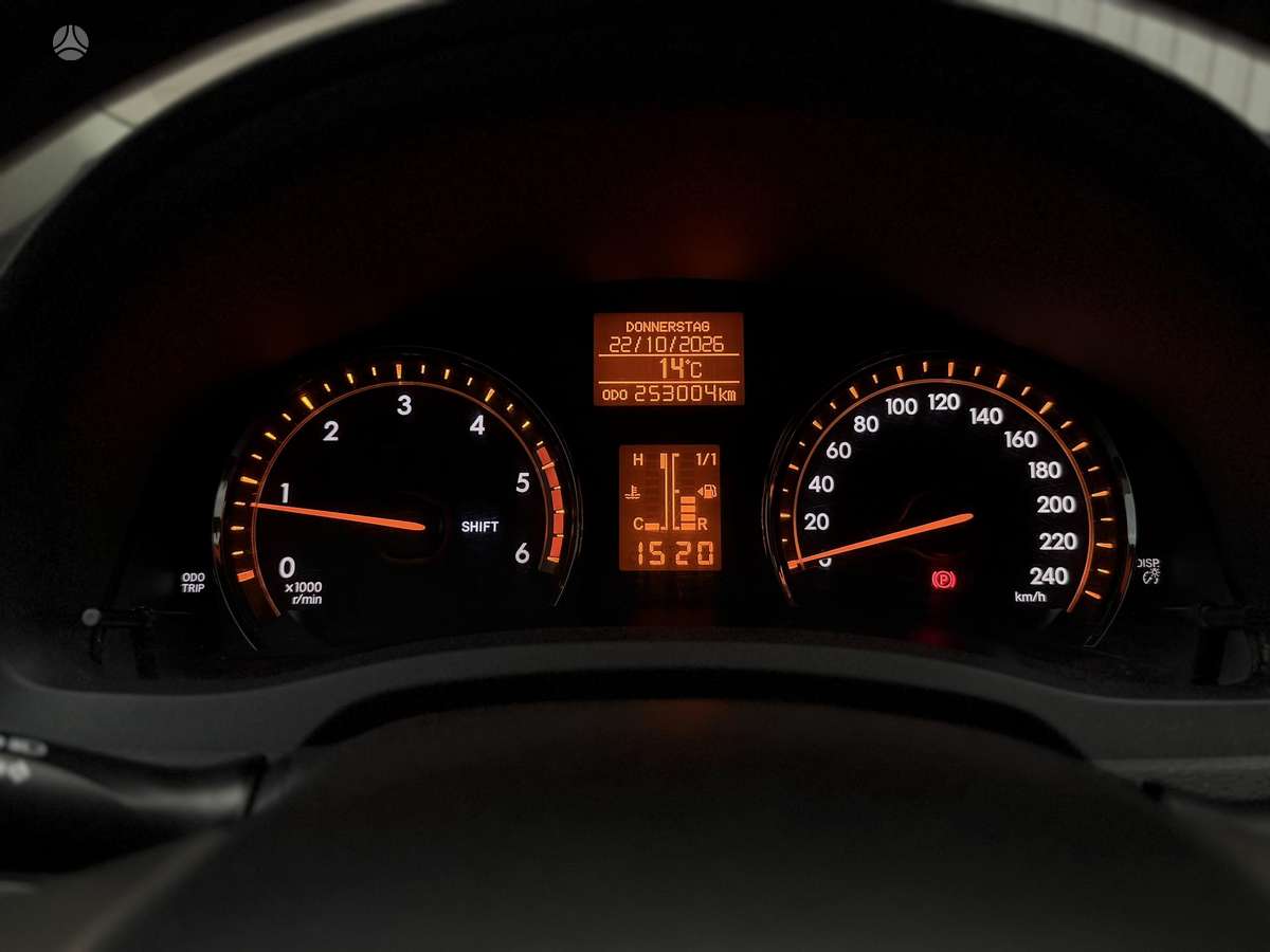 Toyota Avensis 2011 — photo 13