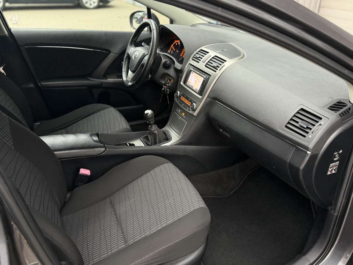 Toyota Avensis 2011 — photo 15