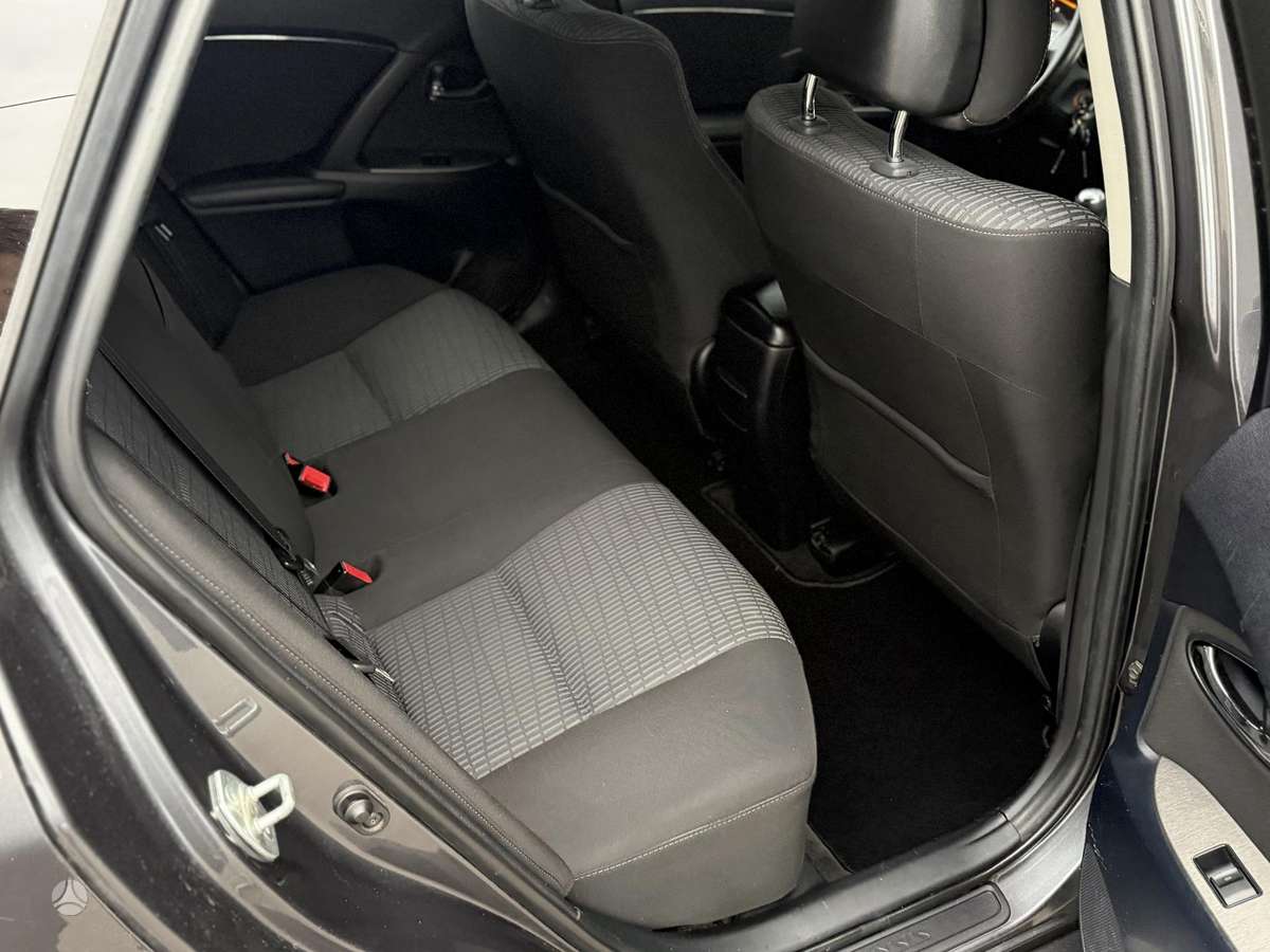 Toyota Avensis 2011 — photo 17
