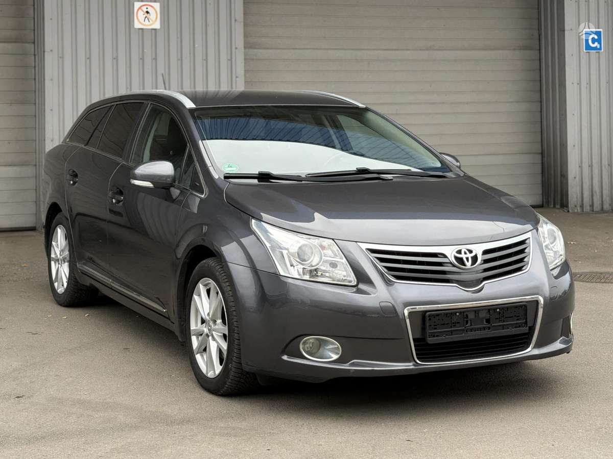 Toyota Avensis 2011 — rear view