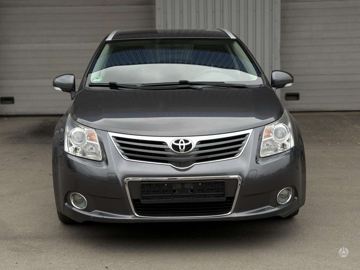 Toyota Avensis 2011 — interior
